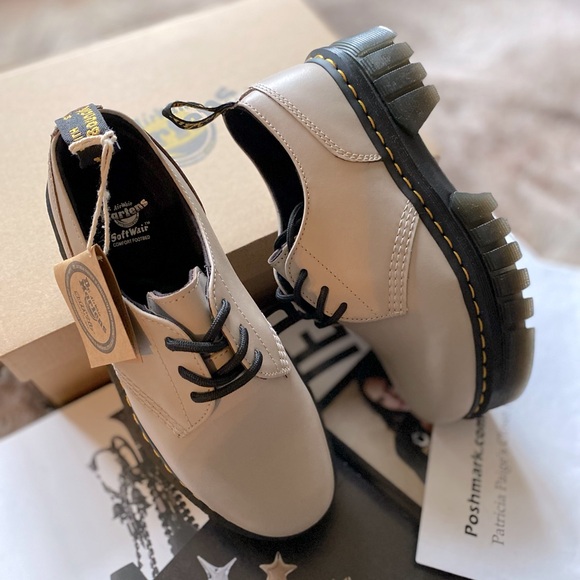 Dr. Martens Audrick 3-Eye Oxford Shoe - Picture 5 of 16